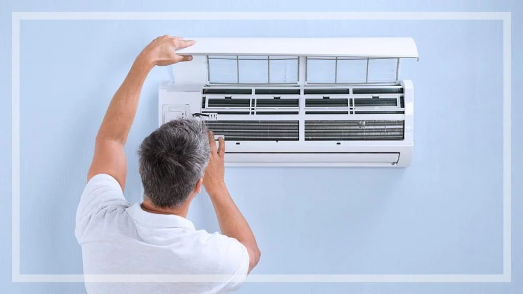 hombre reparando un aire acondicionado