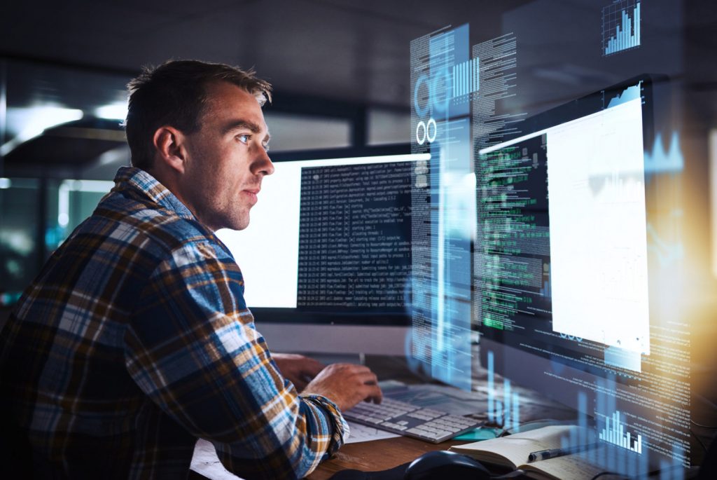 Programador frente a una pantalla