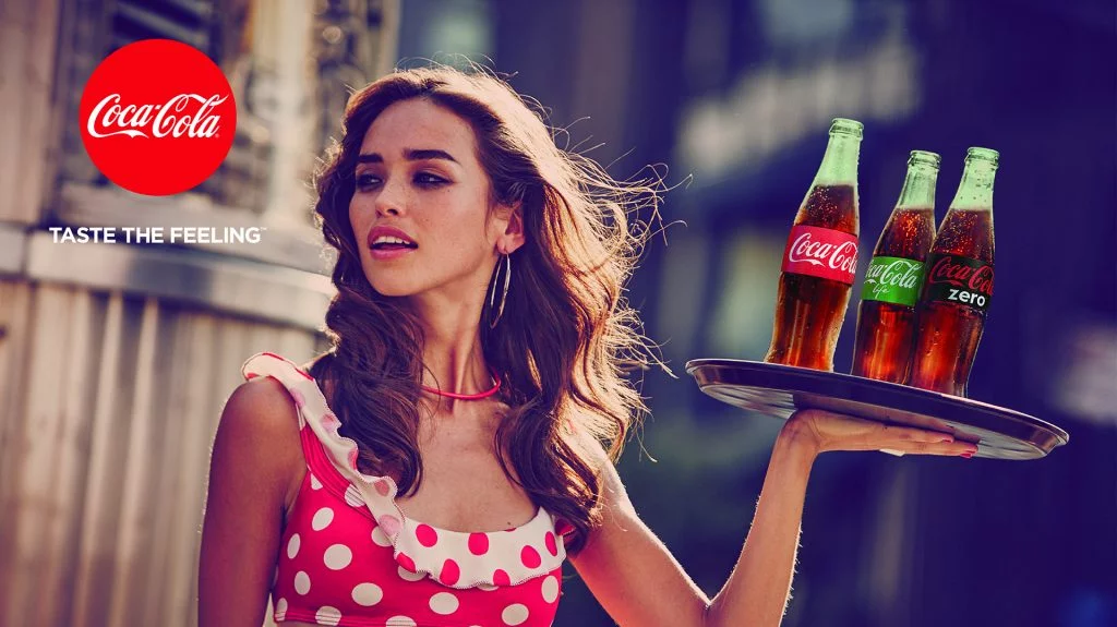 Publicidad de Coca cola con modelo
