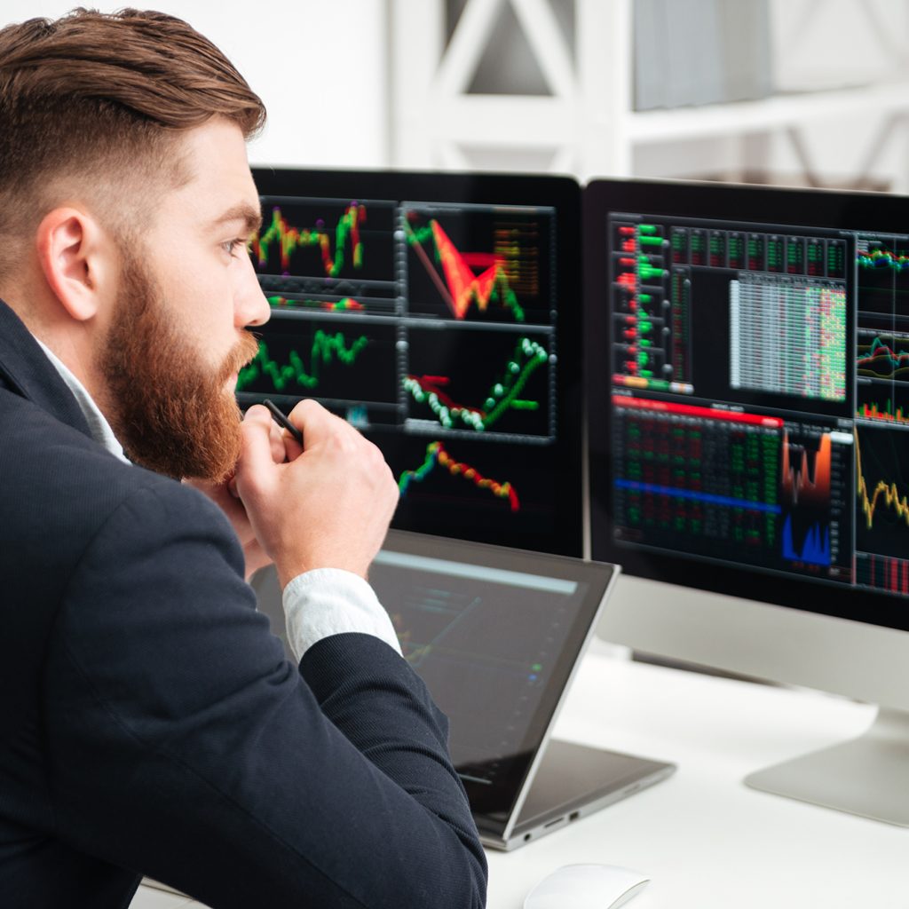 Hombre revisando balance del mercado