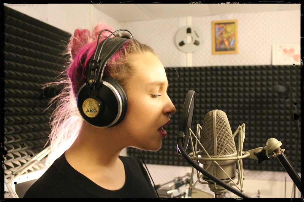 Chica cantando frente a un microfono